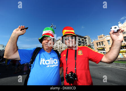 A Spanish (r) and an Italian fan celebrate in Kyiv, Kiev, the Ukraine, 1 July 2012. Spain and Italy will play the final of the UEFA EURO 2012 at the Kiev Olympic Stadium later this evening.   Photo: Thomas Eisenhuth dpa  +++(c) dpa - Bildfunk+++ Stock Photo