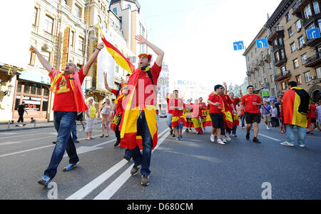 Spanish fans celebrate in Kyiv, Kiev, the Ukraine, 1 July 2012. Spain and Italy will play the final of the UEFA EURO 2012 at the Kiev Olympic Stadium later this evening.   Photo: Thomas Eisenhuth dpa  +++(c) dpa - Bildfunk+++ Stock Photo