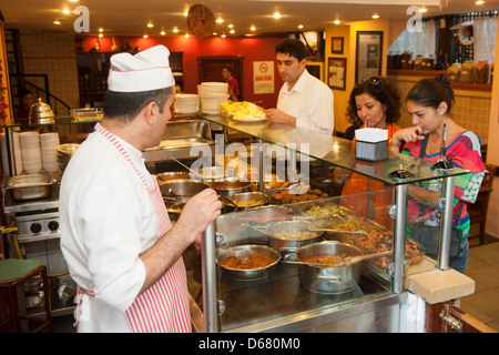 Türkei, Istanbul, Kadiköy, Günesli Bahce Sokak, Restaurant Ciya Sofrasi Stock Photo