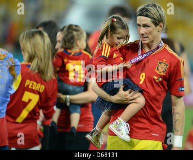 Spain's Fernando Torres talks to daughter Nora after the UEFA EURO 2012 final soccer match Spain vs. Italy at the Olympic Stadium in Kiev, Ukraine, 01 July 2012. Photo: Andreas Gebert dpa (Please refer to chapters 7 and 8 of http://dpaq.de/Ziovh for UEFA Euro 2012 Terms & Conditions) Stock Photo