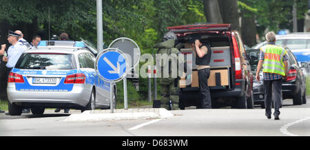 Police officers are deployed in front of a house in the Nordstadt district of Karslruhe, Germany, 04 July 2012. A hostage-taking in Karsruhe has led to 4 dead persons, according to the polcie. The hostage taker is one of them, as well as a bailiff and two attendants. Photo: ULI DECK Stock Photo