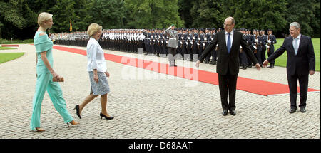 German President Joachim Gauck (R) and Prince Albert of Monaco (2-R) wait for Daniela Schadt and Princess Charlene of Monace (L) to take a photo in front of Bellevue Palace in Berlin, Germany, 09 July 2012.  Prince Albert and his wife visit Germany for several days. Photo: WOLFGANG KUMM Stock Photo