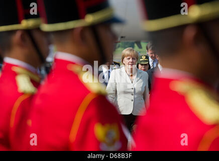 Bundeskanzlerin Angela Merkel (CDU) wird am Dienstag (10.07.2012) auf dem Flughafen Halim Perdanakusuma in Jakarta (Indonesien) von der Ehrengarde empfangen. Die Reise der deutschen Politikerin ist der erste Besuch in ihrer Funktion als Bundeskanzlerin in Indonesien. Foto: Soeren Stache dpa Stock Photo