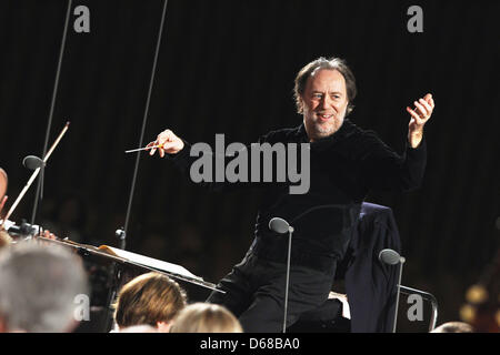 FILE - A file photo dated 19 April 2012 shows Italian conductor Riccardo Chailly during a rehearsal of the Leipzig Gewandhaus Orchestra at the audience hall of the Vatican in Rome, Italy. Tenor Klaus Florian Vogt, violinist Isabelle Faust and the conductor Riccardo Chailly will receive this year's 'Echo Klassik' award. The award is presented in Berlin on 14 October 2012. Photo: Jan Stock Photo