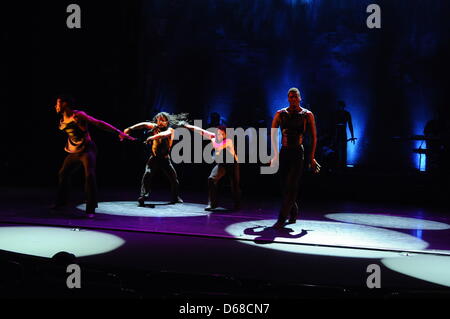 Die international gefeierte Tanzshow BALLET REVOLUCION am 11.07.2012 bei einem Press Call auf der Bühne der Philharmonie in Köln, Die aus Kuba stammende Show mit den talentiertesten Tänzern des Landes tritt im Rahmen des Sommerfestivals vom 11.-15.07. in Köln auf.   Foto: Horst Galuschka Stock Photo