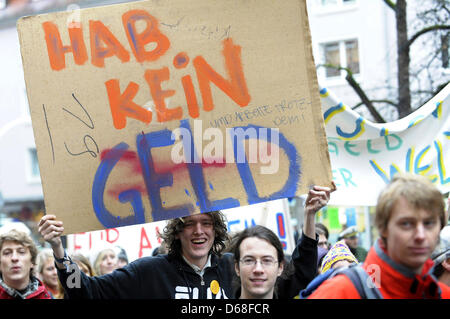 (dpa-file) - A file picture dated 01 December 2009 shows students holding up a sign with the lettering 'I don't have money' in Wuerzburg, Germany. Photo: David Ebener Stock Photo