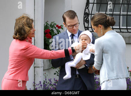 Swedish Crown Princess Victoria with her daughter Princess Estelle, mother Queen Silvia and husband Prince Daniel at the courtyard of the Swedish royal family's summer residence Solliden, on the island of Oeland, Sweden, 14 July 2012, during the celebrations of the Crown Princess' 35th birthday. Photo: Albert Nieboer / RPE NETHERLANDS OUT Stock Photo