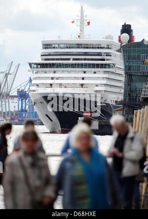 Spectators gaze at the cruise ship 'Queen Elizabeth' in Hamburg, Germany, 15 July 2012. Cruise ships 'Queen Elizabeth' and 'Queen Mary 2'  leave for Northern Europe after a 15-minute firework the same night. Photo: Angelika Warmuth Stock Photo