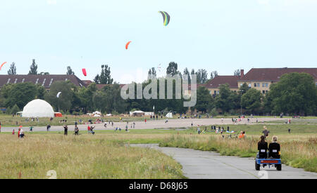 Visitors fly kites on the premises of the former Tempelhof airport, the Tempelhof field, in Berlin, Germany, 15 July 2012. Photo: Stephanie Pilick Stock Photo