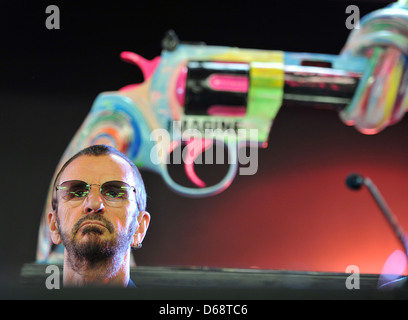 Ringo Starr unveils his uniquely designed replica 'ktted gun' statue to urge other musicians to join The n Violence Stock Photo