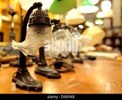 Table lamps are on display at the 'Lampenmanufaktur' (Lamp Manufactory) in Berlin, Germany, 26 January 2012. The manufactory and workshop has specialized on repairing and selling old Berlin brass lamps. Photo: Britta Pedersen Stock Photo