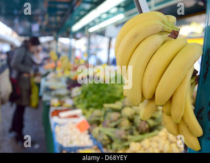 (FILE) An archive photo dated 23 March 2012 shows bananas hanging at a stand at the Maybachufer Market in Berlin, Germany. Photo: Britta Pedersen Stock Photo