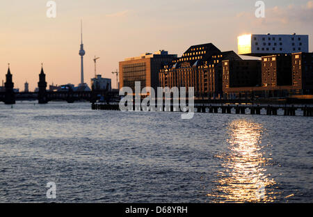 (FILE) An archive photo dated 24 March 2012 shows the Spree and the Oberbaum Bridge at sunset in Berlin, Germany. Photo: Britta Pedersen Stock Photo