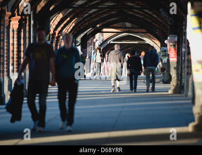 (FILE) An archive photo dated 24 March 2012 shows people walking over the Oberbaum Bridge at sunset in Berlin, Germany. Photo: Britta Pedersen Stock Photo