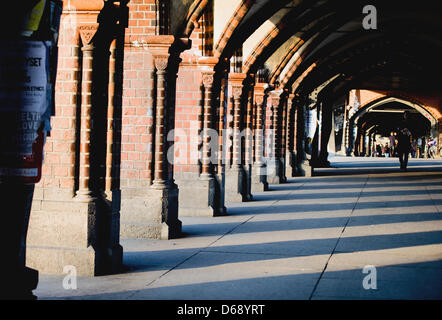 (FILE) An archive photo dated 24 March 2012 shows people walking over the Oberbaum Bridge at sunset in Berlin, Germany. Photo: Britta Pedersen Stock Photo