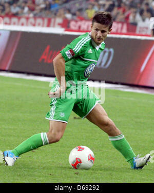 Wolfsburg's  Marcel Schaefer plays the ball during the test match of the German Bundesliga soccer clubs VfL Wolfsburg vs FC Bayern Munich in Guangzhou, China, 26 July 2012. Photo: Roland Hermstein Stock Photo