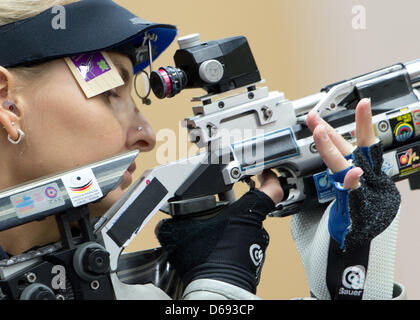 Beate Gauss of Germany competes in the womens 10 meter air rifle qualifying round during in The Royal Artillery Barracks at the London 2012 Olympic Games, London, Great Britain, 28. July 2012. Photo: Peter Kneffel dpa  +++(c) dpa - Bildfunk+++ Stock Photo