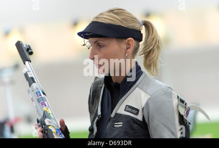 Beate Gauss of Germany competes in the women's 10 meter air rifle qualifying round during in The Royal Artillery Barracks at the London 2012 Olympic Games, London, Great Britain, 28. July 2012. Photo: Peter Kneffel dpa  +++(c) dpa - Bildfunk+++ Stock Photo