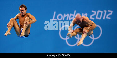 Thomas Daley (L) and Peter Waterfield of England compete during the Men's Synchronised 10m Platform Final at the Diving events in Aquatics Centre at the London 2012 Olympic Games, London, Great Britain, 30 July 2012. Photo: Michael Kappeler dpa  +++(c) dpa - Bildfunk+++ Stock Photo