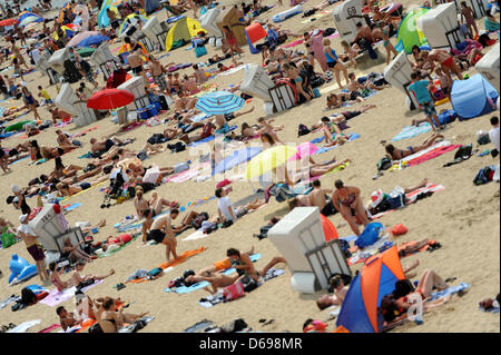 Guests lie on the beach of Europe's largest inland lido Strandbad Wannsee in Berlin, Germany, 02 August 2012. Meteorologists predict sunny weather for the coming weekend. Photo: BRITTA PEDERSEN Stock Photo