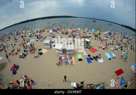 Guests lie on the beach of Europe's largest inland lido Strandbad Wannsee in Berlin, Germany, 02 August 2012. Meteorologists predict sunny weather for the coming weekend. Photo: BRITTA PEDERSEN Stock Photo