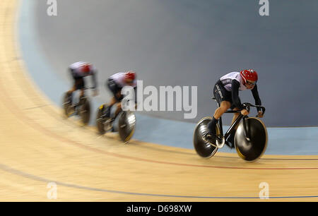 Chris Hoy, Jason Kenny and Philip Hindes of team Great Britain compete in the Men's team sprint qualifying heat of the track cycling event in Velodrom at the London 2012 Olympic Games, London, Great Britain, 02 August 2012. Photo: Christian Charisius dpa  +++(c) dpa - Bildfunk+++ Stock Photo