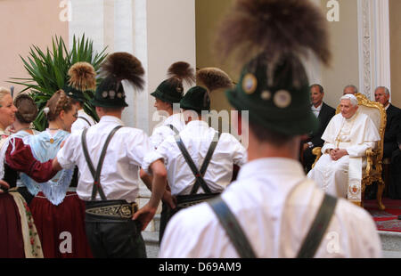 Dancers of the Chiemgau Traditional Costume Association perform a Schuhplattler dance for Pope Benedict XVI (R) at the Papal summer residence in Castel Gandolfo, Italy, 03 August 2012. Around 1000 pilgrims from archdiocese Munich-Freising staged a belated celebration on the occasion of Pope Benedict's 85th birthday in April. Photo: Karl-Josef Hildenbrand Stock Photo