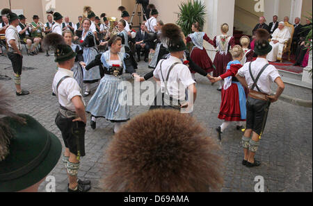 Dancers of the Chiemgau Traditional Costume Association perform a Schuhplattler dance for Pope Benedict XVI at the Papal summer residence in Castel Gandolfo, Italy, 03 August 2012. Around 1000 pilgrims from archdiocese Munich-Freising staged a belated celebration on the occasion of Pope Benedict's 85th birthday in April. Photo: Karl-Josef Hildenbrand Stock Photo