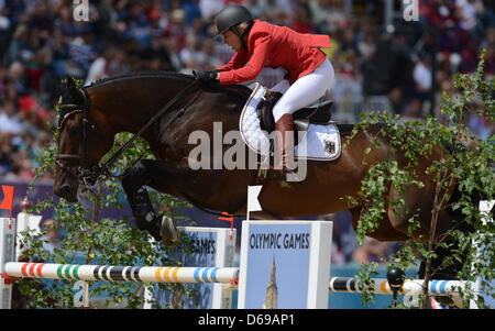 Germany's jumping rider Meredith Michaels-Beerbaum jumps with her horse Bella Donna an obstacle in the London 2012 Olympic Games jumping competition at Greenwich Park in London, Britain, 04 August 2012. Photo: Jochen Luebke dpa  +++(c) dpa - Bildfunk+++ Stock Photo