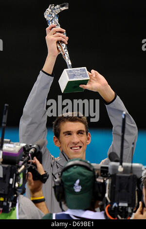 Michael Phelps poses with a FINA (Federation International de Natation) trophy 'The greatest olympic athlete of all time' after the USA won the Men's 4 x 100m Medley Relay at the London 2012 Olympic Games Swimming competition, London, Britain, 04 August 2012. Photo: Marius Becker dpa  +++(c) dpa - Bildfunk+++ Stock Photo