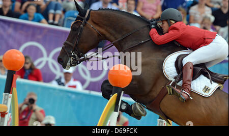 Germany's jumping rider Meredith Michaels-Beerbaum jumps with her horse Bella Donna an obstacle in the London 2012 olympic jumping competition at Greenwich Park in London, Britain, 08 August 2012. Photo: Jochen Luebke dpa  +++(c) dpa - Bildfunk+++ Stock Photo