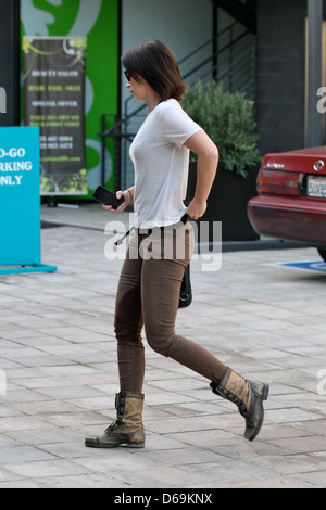 Emily Blunt goes to pick up some takeout for a late lunch on Larchmont Blvd Los Angeles, California - 30.11.11 Stock Photo