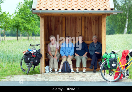 Wohldorf, Germany, four older women pause for a Fahrradausflaug in a bus stop Stock Photo