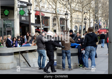 French undercover police arresting pickpockets on The Champs-Elysees ...