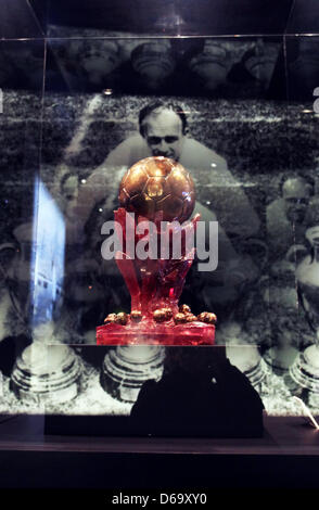 Alfredo Stéfano Di Stefano Laulhe, former player and honorary president of Real Madrid is reflected in a glass case with the trophy 'Super Ballon d'Or,' which he was awarded in 1989 by France Football Magazine, in the Real Madrid Museum during a tour of Bernabeu Stadium in Madrid, Spain, 09 April 2013. Photo: Fabian Stratenschulte Stock Photo