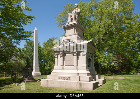 ROCKEFELLER FAMILY BURIAL PLOT STONE MONUMENT JOHN D ROCKEFELLER OBELISK LAKE VIEW CEMETERY CLEVELAND OHIO USA Stock Photo