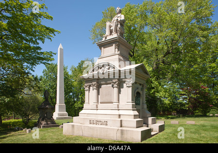 ROCKEFELLER FAMILY BURIAL PLOT STONE MONUMENT JOHN D ROCKEFELLER OBELISK LAKE VIEW CEMETERY CLEVELAND OHIO USA Stock Photo