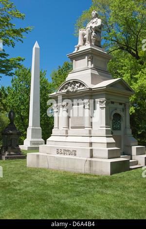 ROCKEFELLER FAMILY BURIAL PLOT STONE MONUMENT JOHN D ROCKEFELLER OBELISK LAKE VIEW CEMETERY CLEVELAND OHIO USA Stock Photo