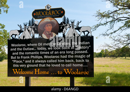 Oklahoma, Bartlesville, Woolaroc Museum & Wildlife Preserve, welcome sign. Stock Photo