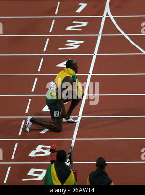 Jamaica's Usain Bolt (top) celebrates on the finish line after winning the Men's 200m final during the London 2012 Olympic Games Athletics, Track and Field events at the Olympic Stadium, London, Great Britain, 09 August 2012. Photo: Christian Charisius dpa  +++(c) dpa - Bildfunk+++ Stock Photo