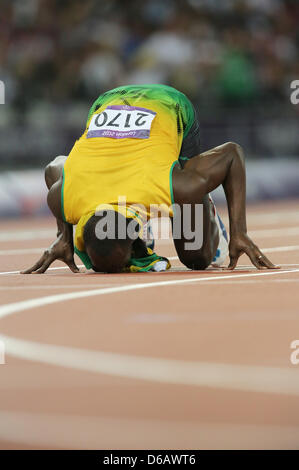 Jamaica's Usain Bolt kisses the finish line after winning the Men's 200m final during the London 2012 Olympic Games Athletics, Track and Field events at the Olympic Stadium, London, Great Britain, 09 August 2012. Photo: Michael Kappeler dpa  +++(c) dpa - Bildfunk+++ Stock Photo