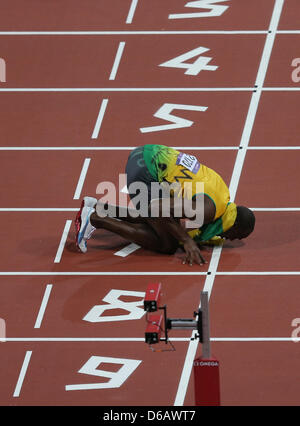 Jamaica's Usain Bolt kisses the finish line after winning the Men's 200m final during the London 2012 Olympic Games Athletics, Track and Field events at the Olympic Stadium, London, Great Britain, 09 August 2012. Photo: Christian Charisius dpa  +++(c) dpa - Bildfunk+++ Stock Photo