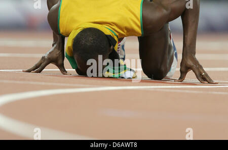 Jamaica's Usain Bolt kisses the finish line after winning the Men's 200m final during the London 2012 Olympic Games Athletics, Track and Field events at the Olympic Stadium, London, Great Britain, 09 August 2012. Photo: Michael Kappeler dpa  +++(c) dpa - Bildfunk+++ Stock Photo