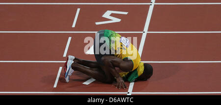 Jamaica's Usain Bolt kisses the finish line after winning the Men's 200m final during the London 2012 Olympic Games Athletics, Track and Field events at the Olympic Stadium, London, Great Britain, 09 August 2012. Photo: Christian Charisius dpa  +++(c) dpa - Bildfunk+++ Stock Photo