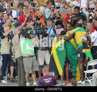 Jamaica's Usain Bolt (R) celebrates with supporters and family members after winning the Men's 200m final during the London 2012 Olympic Games Athletics, Track and Field events at the Olympic Stadium, London, Great Britain, 09 August 2012. Photo: Christian Charisius dpa  +++(c) dpa - Bildfunk+++ Stock Photo