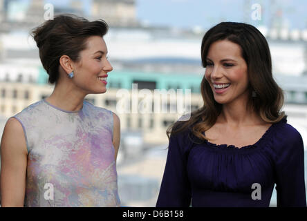 The actresses Jessica Biel (L) and Kate Beckinsale pose for the media during a photocall for the movie 'Total Recall' in Berlin, Germany, 13 August 2012. The movie will be aired to German cinemas on 23 August 2102. Photo: BRITTA PEDERSEN Stock Photo