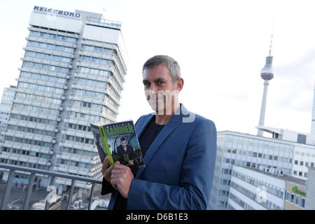 Writer Wladimir Kaminer presents his new novel 'Onkel Wanja kommt. Eine Reise durch die Nacht' ('Uncle Wanja visits. A journey through the night') on top of the hotel Indigo in Berlin, Germany, 13 August 2012. The novel is about the nature of the German capital and its residents. Photo: Joerg Carstensen Stock Photo