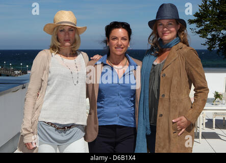Actresses Birge Schade (L-R), Christine Neubauer and Gesine Cukrowski pose during a press sessioin during filming for the movie of the best seller by Dora Heldt, 'Bei Hitze ist es wenigstens nicht kalt' ('In the heat, at least its not cold'), at the Grand Hotel in Heiligendamm, Germany, 14 August 2012. The movie tells the story of Doris Goldstein-Wagner (Christine Neubauer), who tr Stock Photo