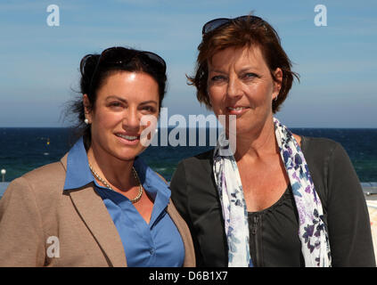 Actress Christine Neubauer (L) and author Dora Heldt (R) pose during a press sessioin during filming for the movie of the best seller by Dora Heldt, 'Bei Hitze ist es wenigstens nicht kalt' ('In the heat, at least its not cold'), at the Grand Hotel in Heiligendamm, Germany, 14 August 2012. The movie tells the story of Doris Goldstein-Wagner (Christine Neubauer), who travel to the h Stock Photo