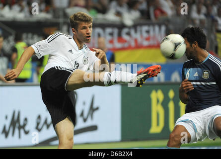 Germany's Thomas Mueller (l) vies for the ball with Argentina's Ezequiel Garay during their friendly soccer match at the Commerzbank-Arena in Frankfurt/ Main, Germany , 15 August 2012. Photo: Arne Dedert dpa/lhe  +++(c) dpa - Bildfunk+++ Stock Photo